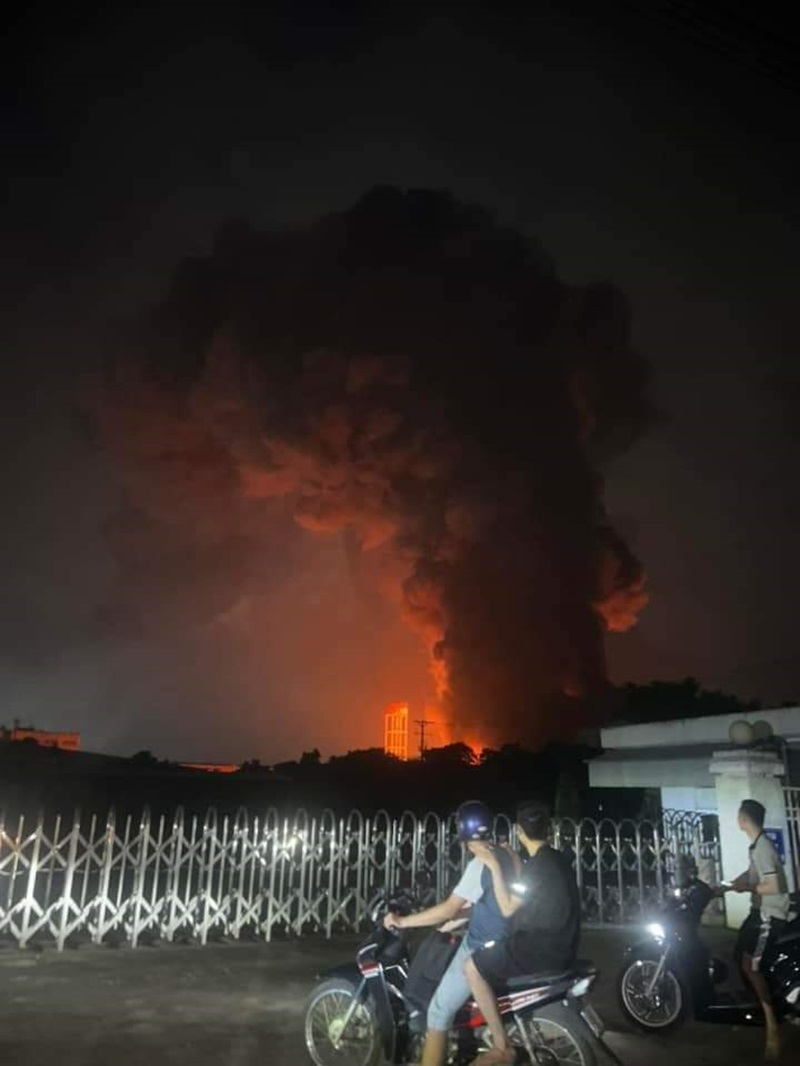 Ch&aacute;y lớn trong khu c&ocirc;ng nghiệp- Ảnh 2.