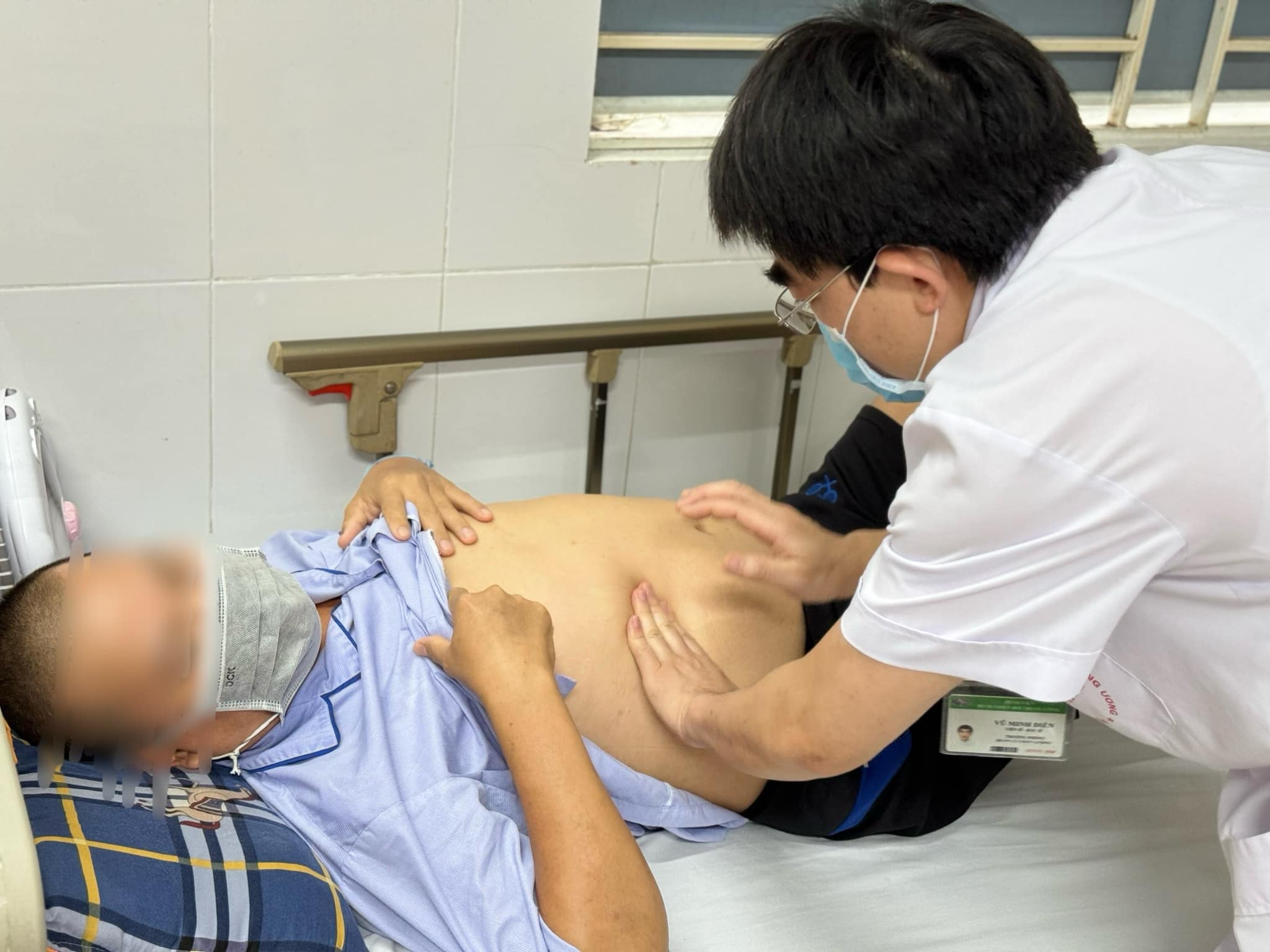 Nghiện ăn rau sống, người đàn ông bị sán lá gan bám chặt- Ảnh 1.