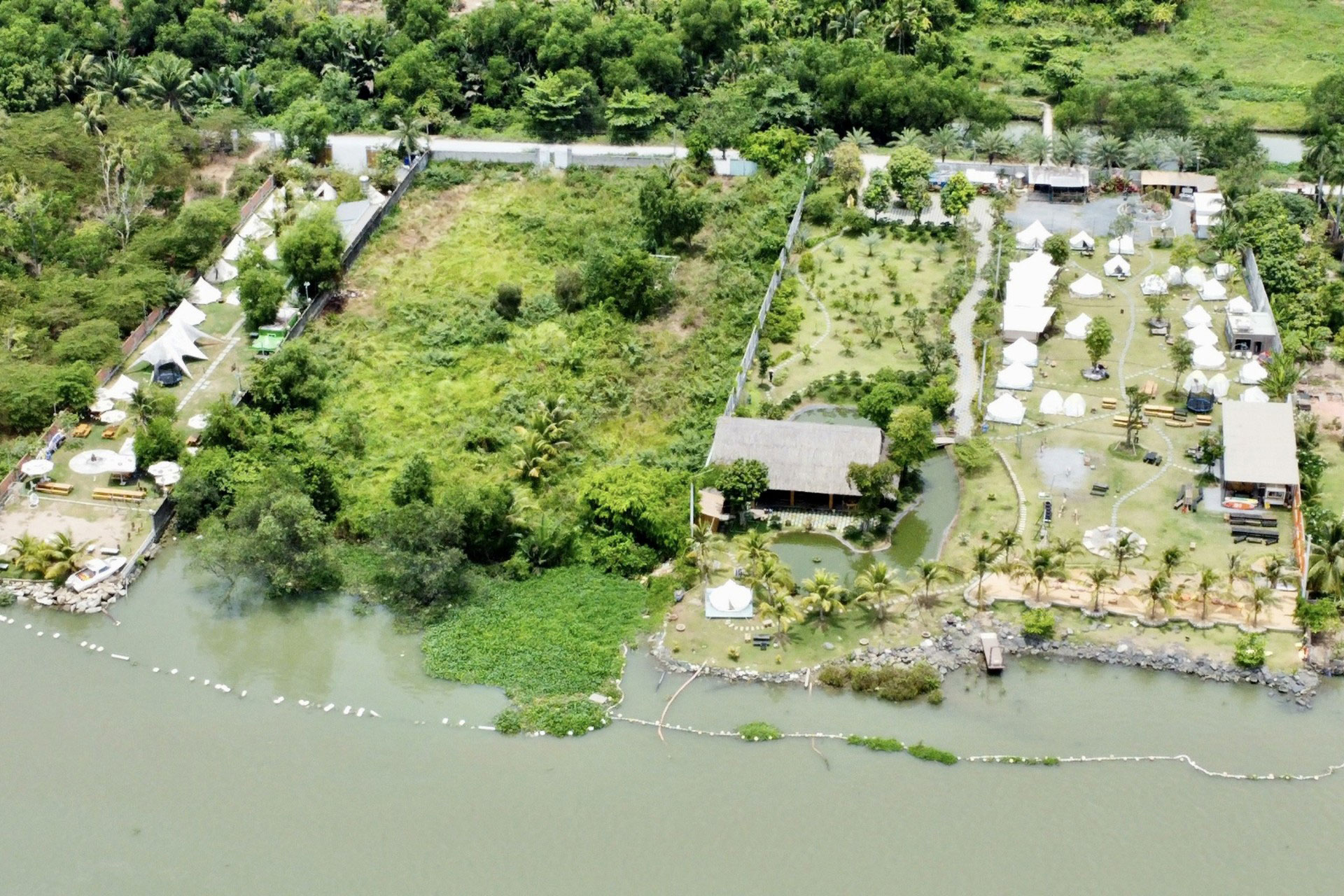 Công trình A New Day Glamping (phải) và công trình Rio Glamping (trái) sát sông Đồng Nai Ảnh: ANH VŨ