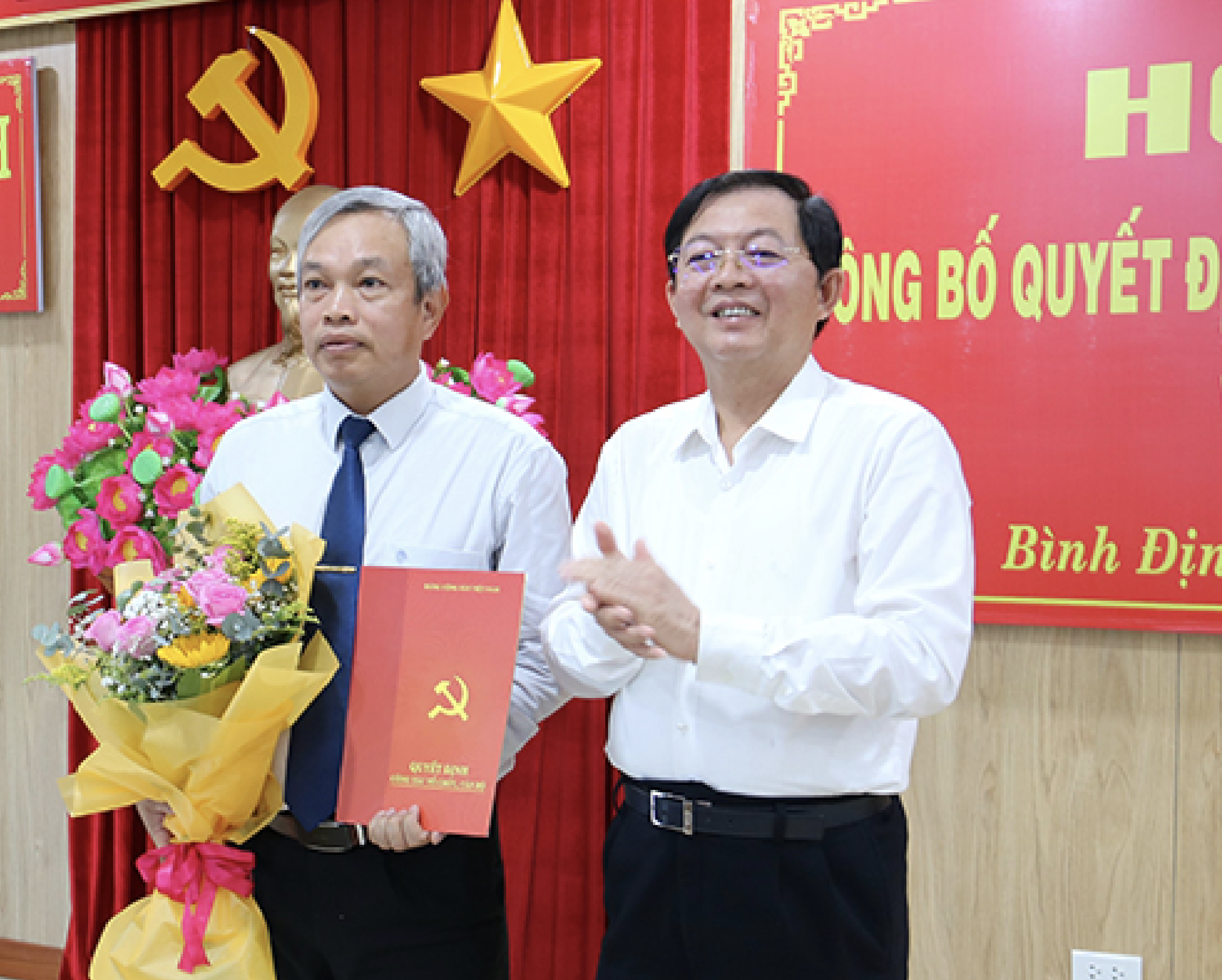B&igrave;nh Định c&ocirc;ng bố quyết định của Ban B&iacute; thư về c&ocirc;ng t&aacute;c c&aacute;n bộ- Ảnh 1.
