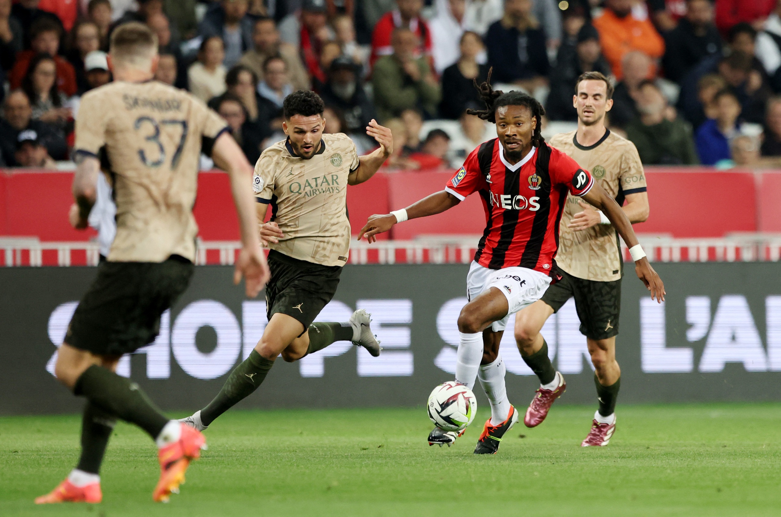 Nice (&aacute;o sọc đỏ) c&oacute; li&ecirc;n quan đến suất dự c&uacute;p ch&acirc;u &Acirc;u của Man United