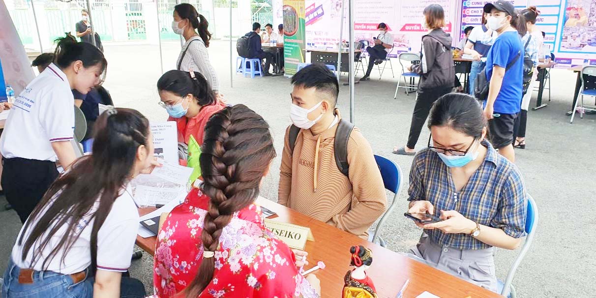 Doanh nghiệp phỏng vấn ứng vi&ecirc;n tại s&agrave;n giao dịch việc l&agrave;m do Trung t&acirc;m Dịch vụ việc l&agrave;m TP HCM tổ chức