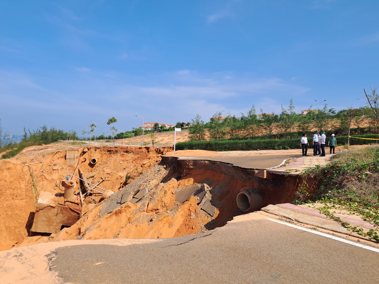Lũ cát đỏ ở Bình Thuận: Chủ đầu tư dùng đất đắp để nắn dòng chảy là không đảm bảo - Ảnh 4.