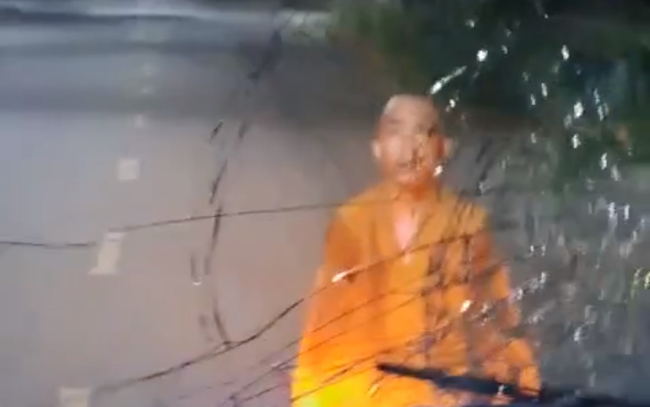 Diễn biến mới vụ người đàn ông mặc y phục giống nhà sư có hành động bất thường