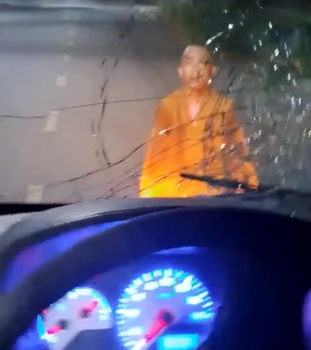Diễn biến mới vụ người đ&agrave;n &ocirc;ng mặc y phục giống nh&agrave; sư c&oacute; h&agrave;nh động bất thường- Ảnh 1.