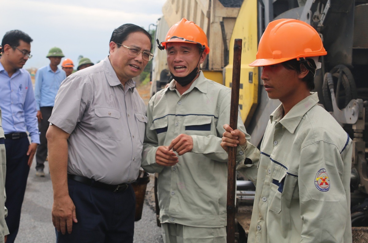Thủ tướng thăm c&ocirc;ng nh&acirc;n l&agrave;m việc tr&ecirc;n c&aacute;nh đồng dứa- Ảnh 4.
