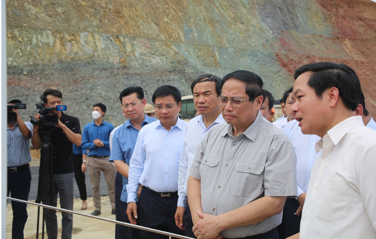 Thủ tướng thăm c&ocirc;ng nh&acirc;n l&agrave;m việc tr&ecirc;n c&aacute;nh đồng dứa- Ảnh 3.