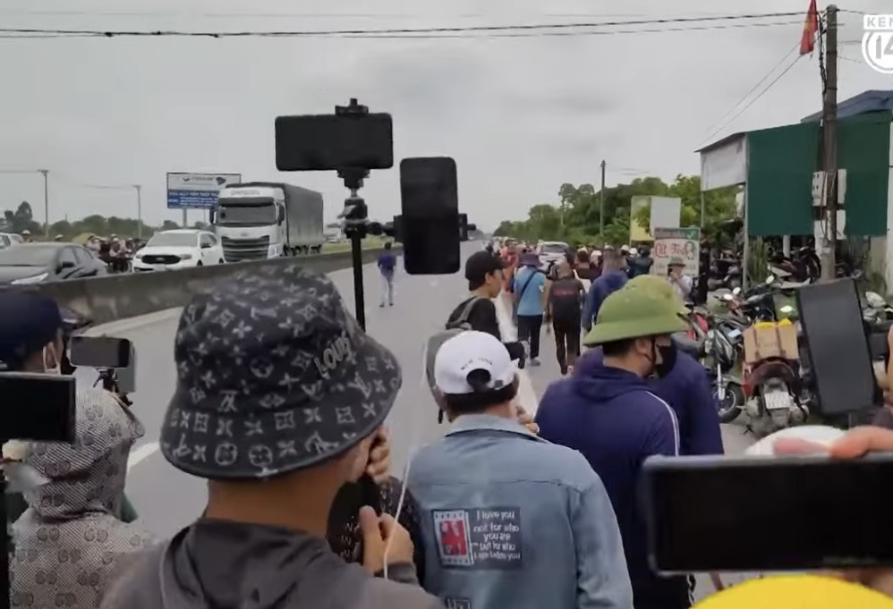 Đ&aacute;m đ&ocirc;ng v&agrave; YouTuber bao v&acirc;y &ldquo;sư Th&iacute;ch Minh Tuệ&rdquo; (ảnh cắt từ clip internet)