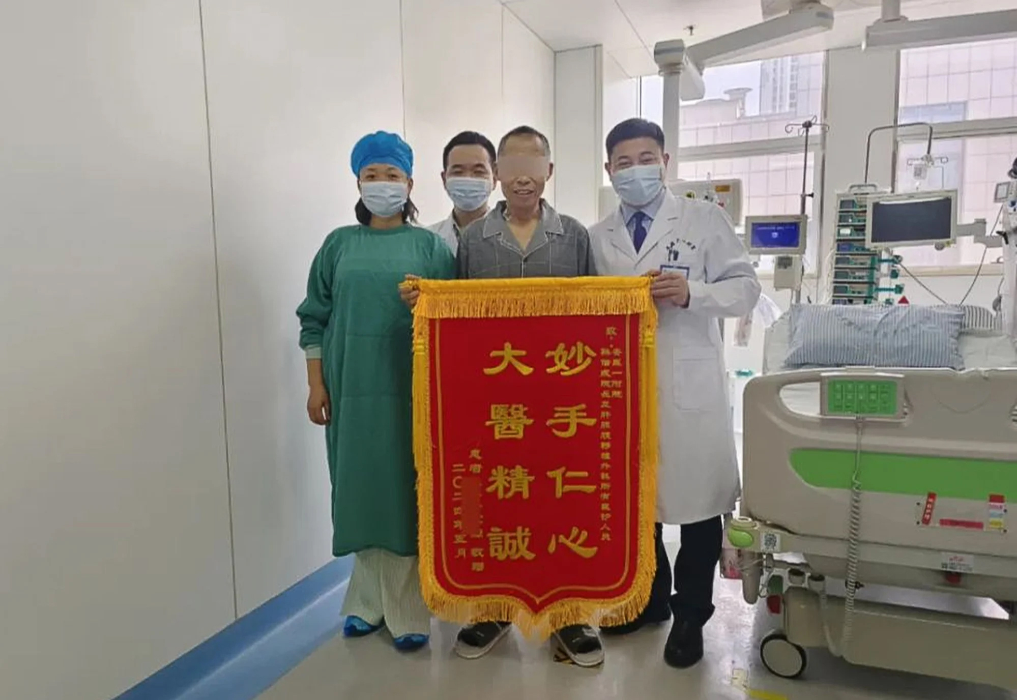 Nam bệnh nhân 71 tuổi đã hồi phục sau ca ghép gan heo được chỉnh sửa, đứng cùng các y bác sĩ. Ảnh: Bệnh viện liên kết số 1 của ĐH Y An Huy