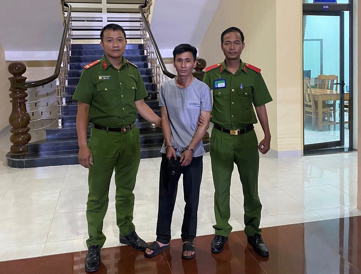 Bắt giữ th&agrave;nh c&ocirc;ng đối tượng "mang c&ugrave;ng l&uacute;c" 2 lệnh truy n&atilde;- Ảnh 1.