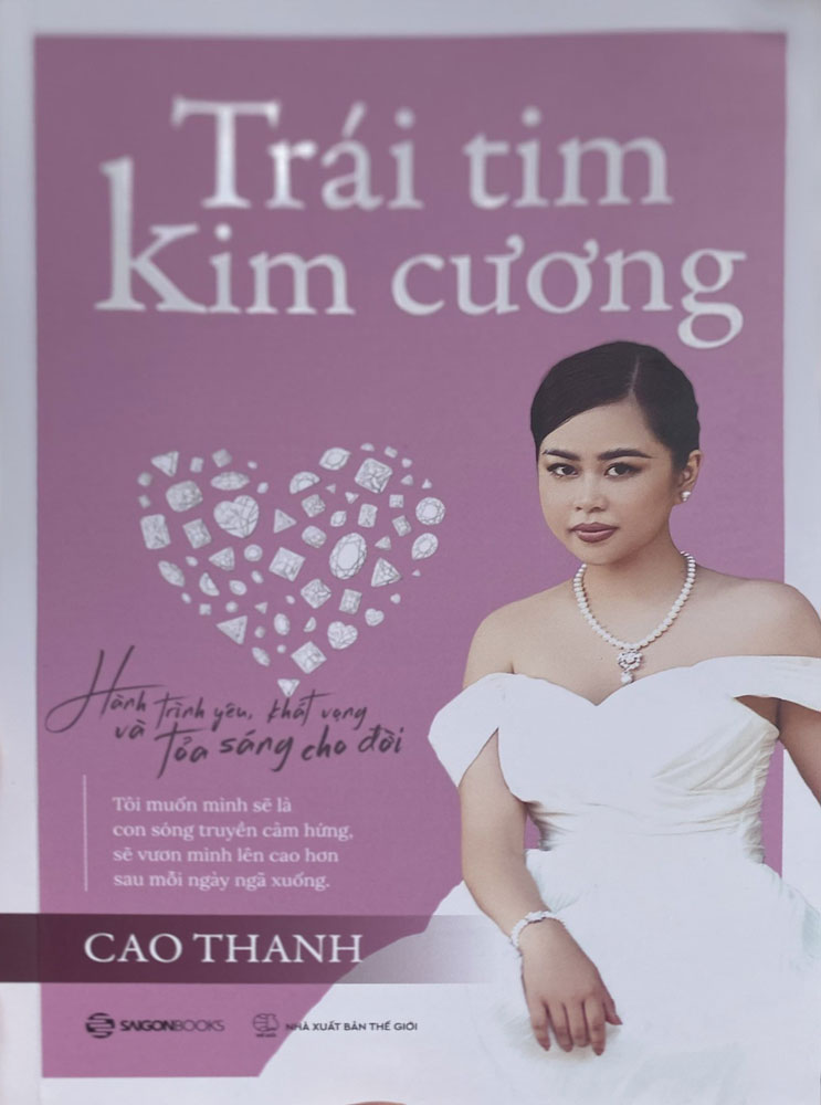 S&aacute;ch &ldquo;Tr&aacute;i tim kim cương&rdquo; do Saigon Books ấn h&agrave;nh Ảnh: PH&Uacute; TRẦN