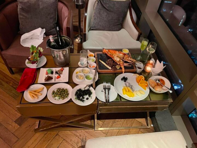 C&ocirc; g&aacute;i v&agrave;o nh&agrave; h&agrave;ng 5 sao gọi b&ograve; Wagyu, t&ocirc;m h&ugrave;m rồi nằm ra ghế, kh&ocirc;ng trả tiền- Ảnh 2.