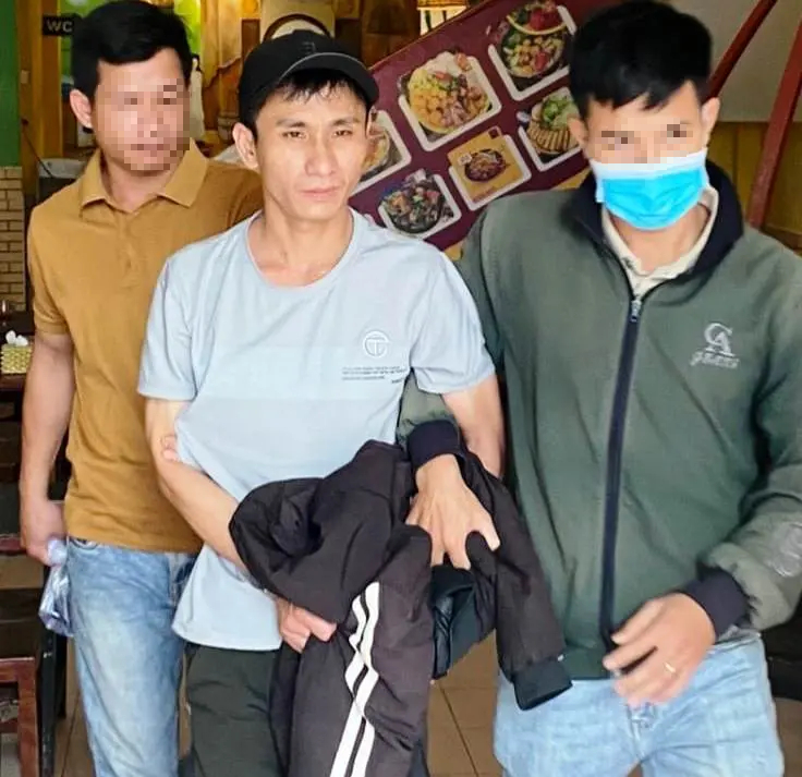 Bắt giữ th&agrave;nh c&ocirc;ng đối tượng "mang c&ugrave;ng l&uacute;c" 2 lệnh truy n&atilde;- Ảnh 2.