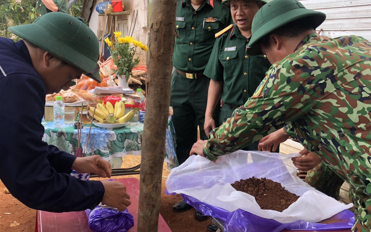 Đào móng làm nhà, phát hiện dấu hiệu của hài cốt liệt sĩ 
