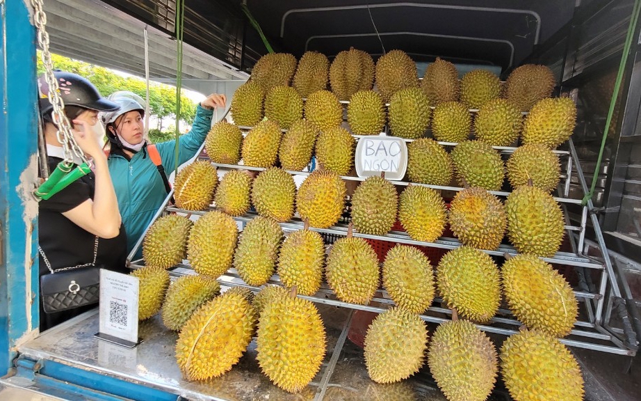Bất ngờ với giá sầu riêng giảm sốc ở Hà Nội 70 ngàn/kg