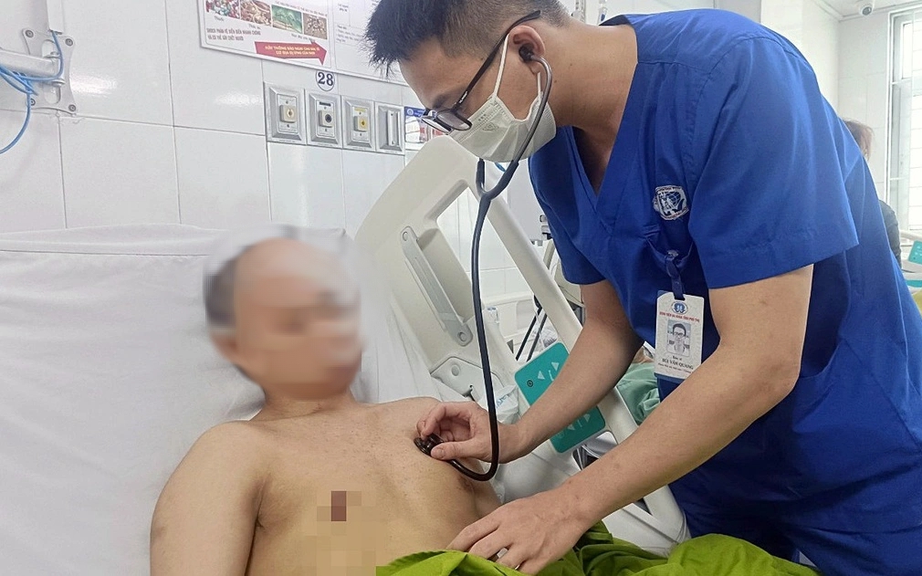 Chạy xe máy về quê giữa trưa nắng, nam thanh niên bị sốc nhiệt