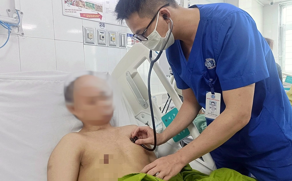 Chạy xe m&aacute;y về qu&ecirc; giữa trưa nắng, nam thanh ni&ecirc;n bị sốc nhiệt- Ảnh 1.