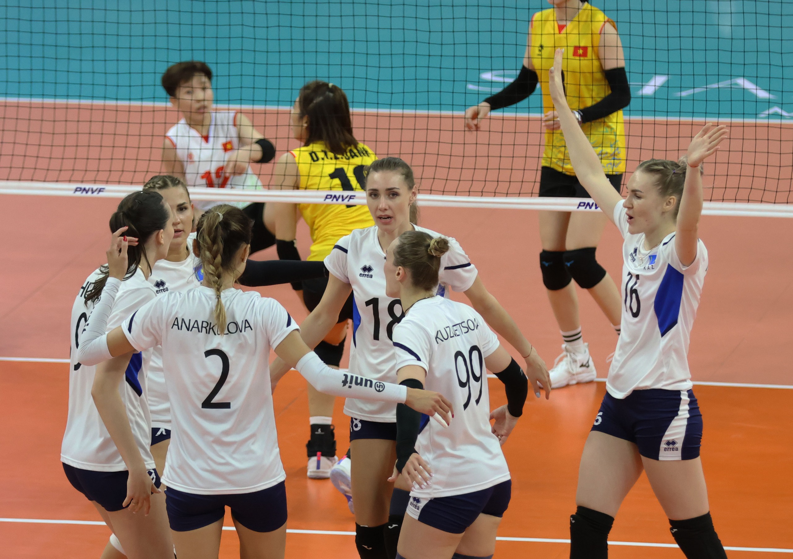 Đ&aacute;nh bại Kazakhstan, tuyển nữ Việt Nam bảo vệ ng&ocirc;i hậu AVC Challenge Cup- Ảnh 2.