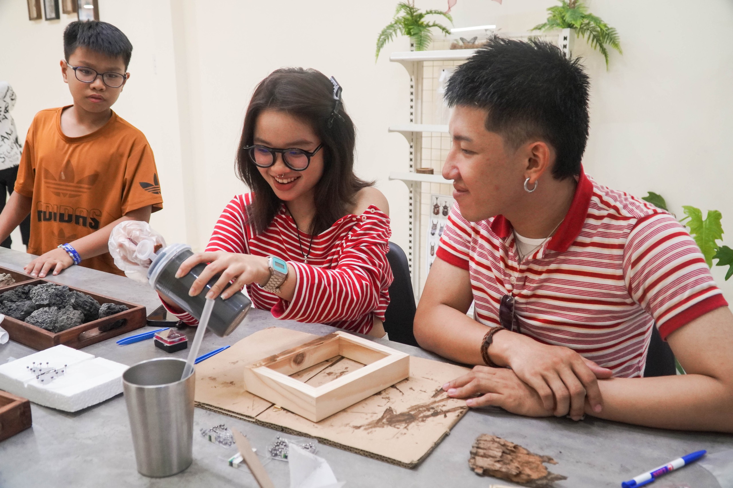 Sinh vi&ecirc;n mở workshop l&agrave;m ti&ecirc;u bản, kết nối nhiều bạn b&egrave; quốc tế- Ảnh 4.