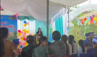 Diễn biến n&oacute;ng vụ hiệu trưởng v&agrave; hội trưởng hội phụ huynh "đấu khẩu" ngay tại lễ tổng kết- Ảnh 2.