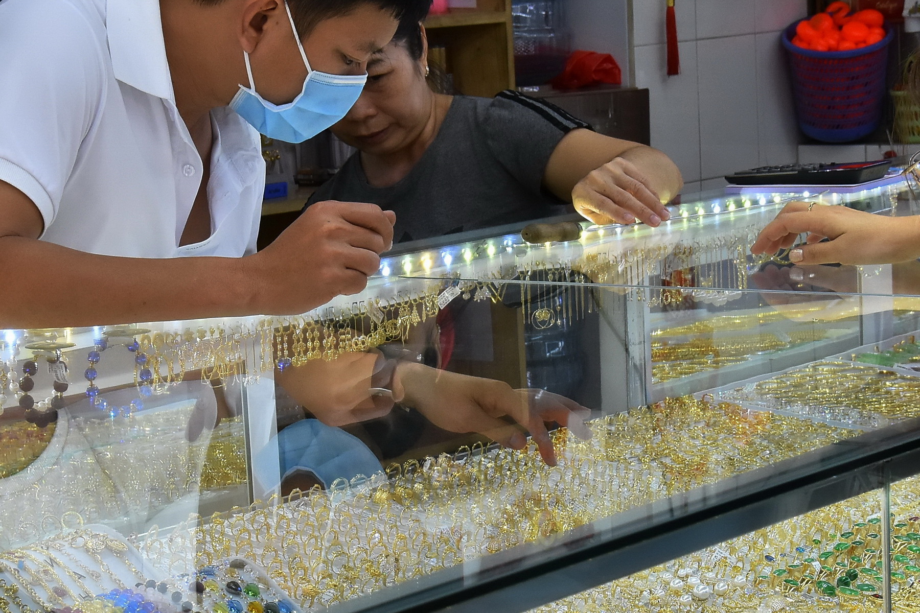 Giá vàng hôm nay, 30-5: Giảm mạnh khi đồng USD tăng giá- Ảnh 1.