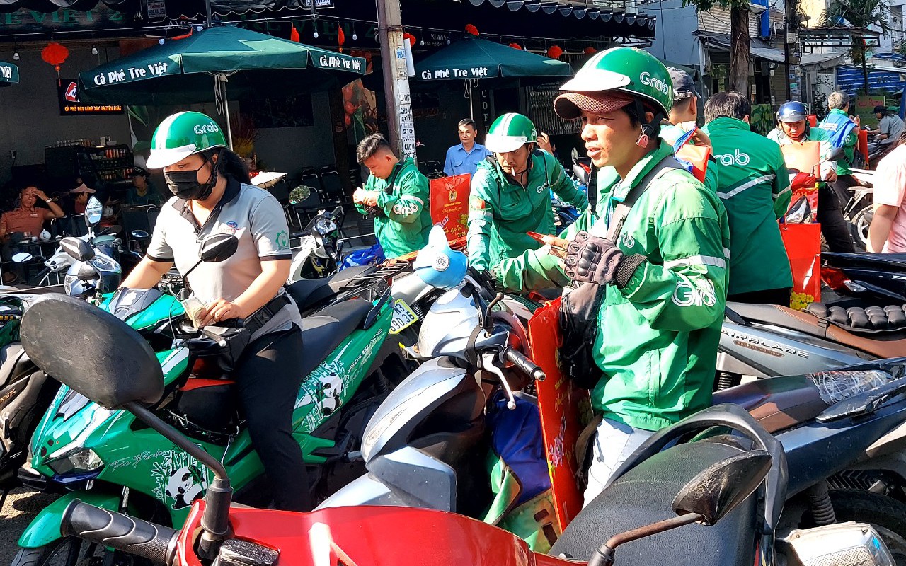 Tài xế xe công nghệ: Đối tác kinh doanh hay người lao động?
