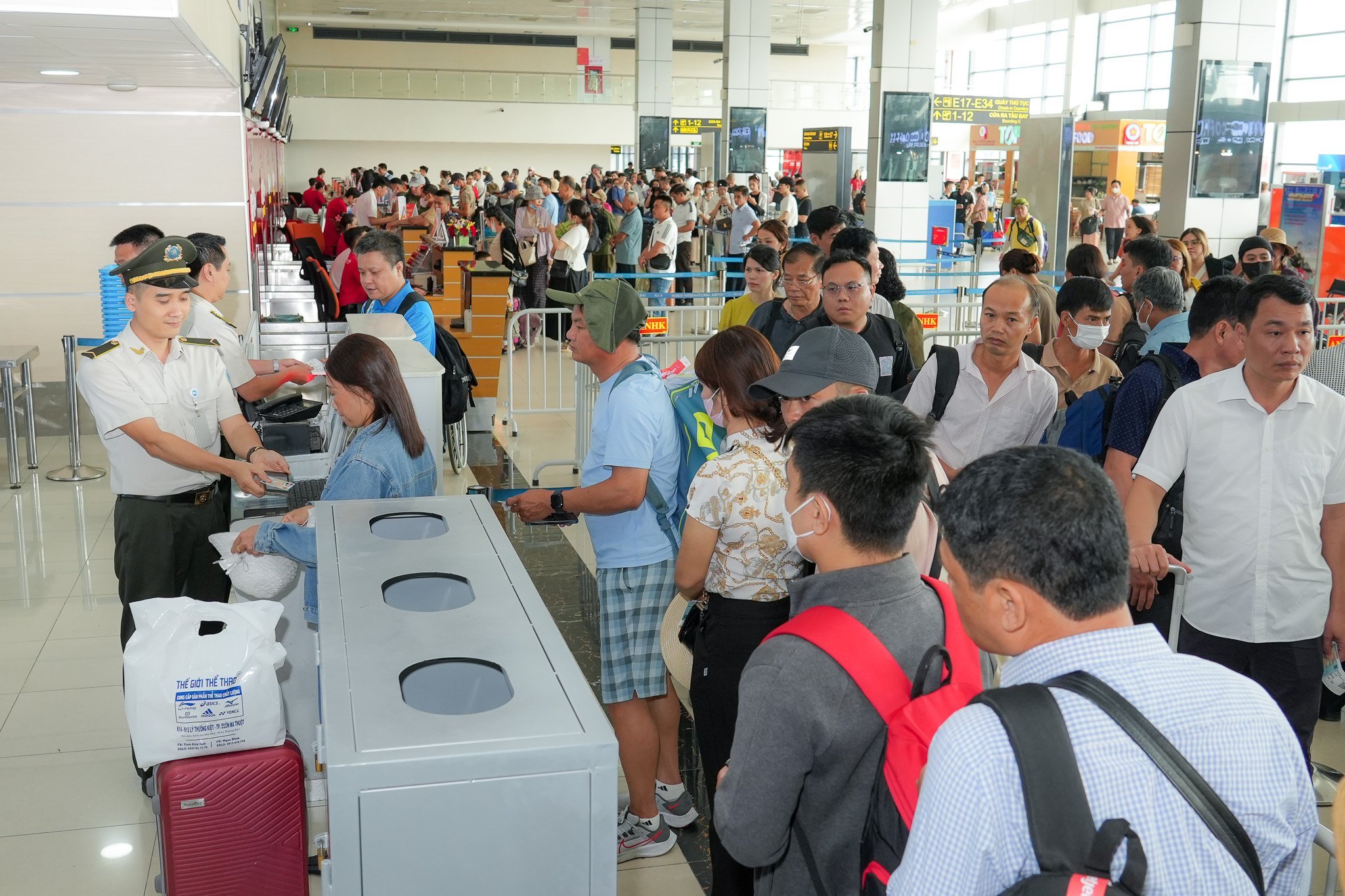 C&oacute; 1,8 triệu kh&aacute;ch bay trong giai đoạn cao điểm lễ 30-4, 1-5- Ảnh 1.