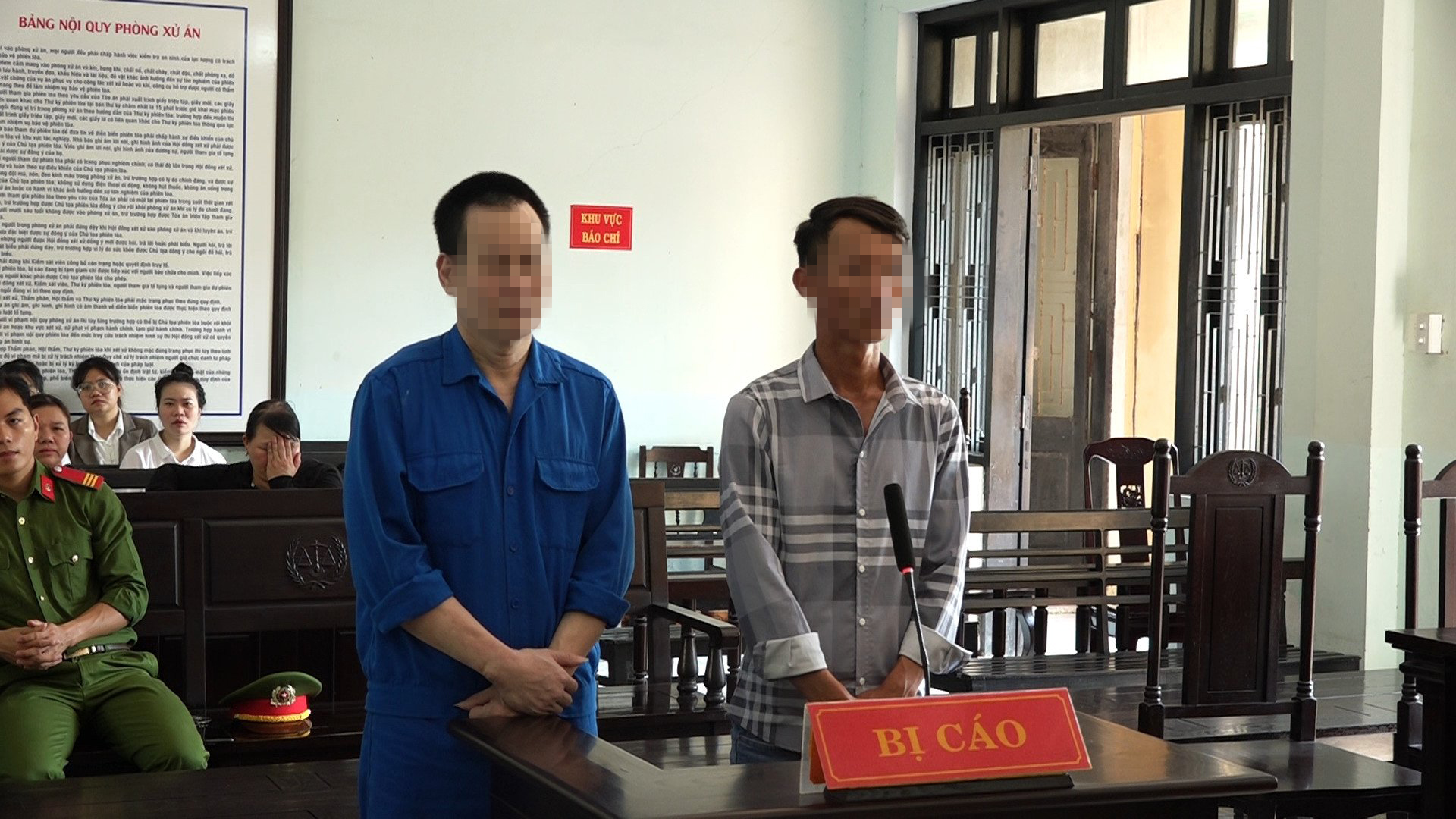 Bị cáo Ng.V.Đ (trái) và Ph.V.D ở phiên xét xử