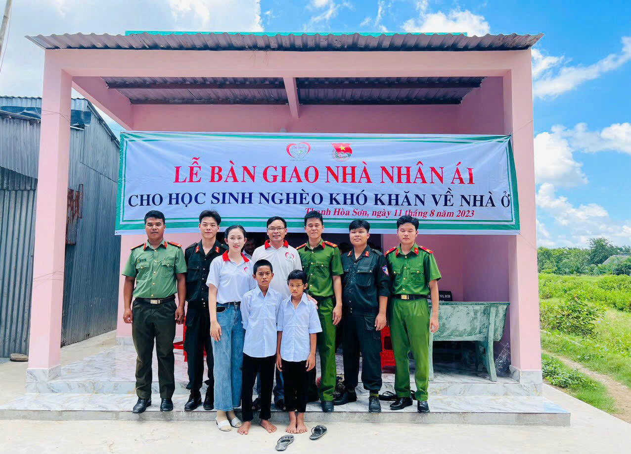 Anh Nguyễn Thanh Tuấn và cán bộ địa phương trong lễ bàn giao nhà cho gia đình em Thạch Thị Ngọc Thảo. (Ảnh do nhân vật cung cấp)