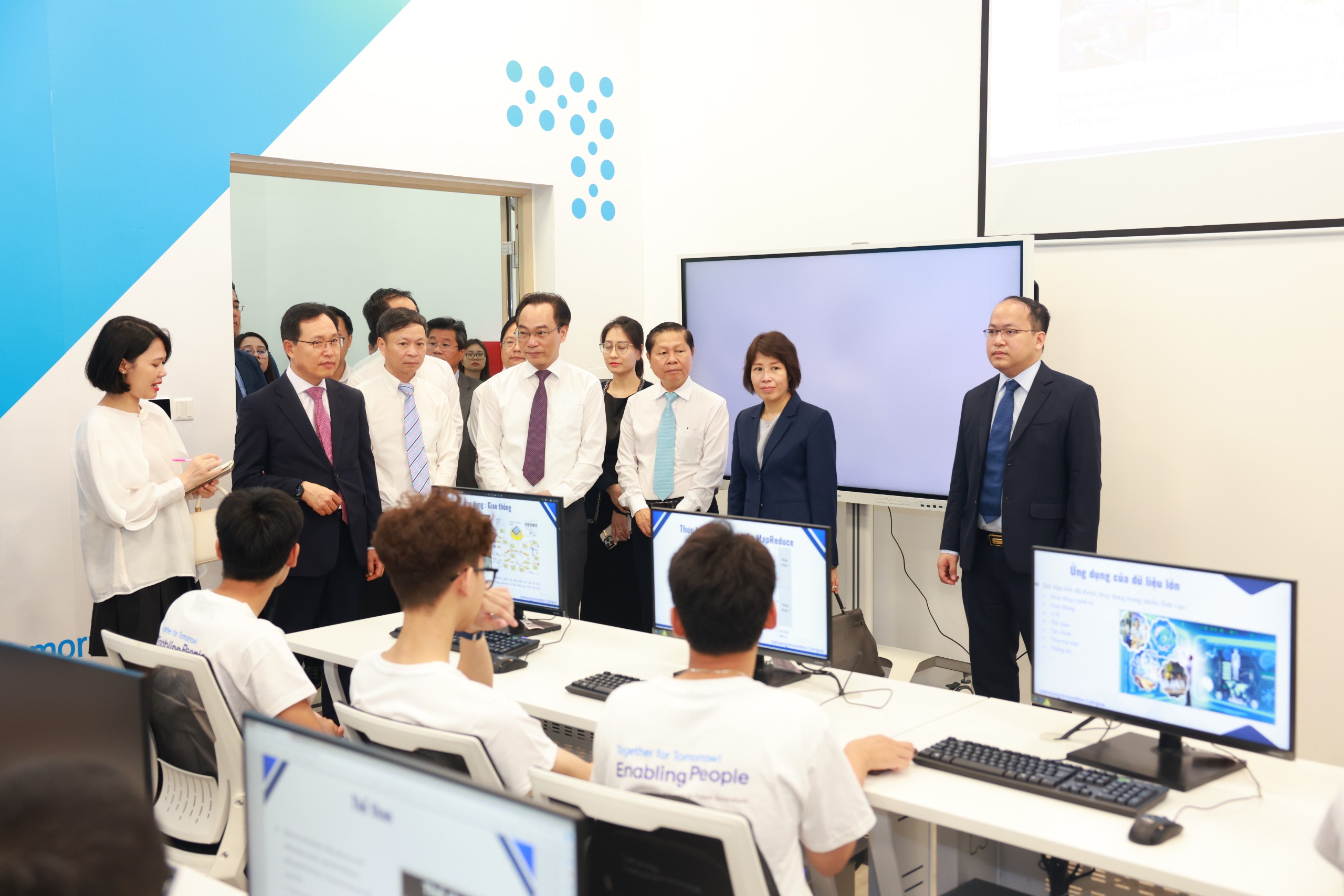 Các đại biểu tham quan một lớp học về phát triển nhân tài công nghệ tại Trung tâm Đổi mới sáng tạo quốc gia