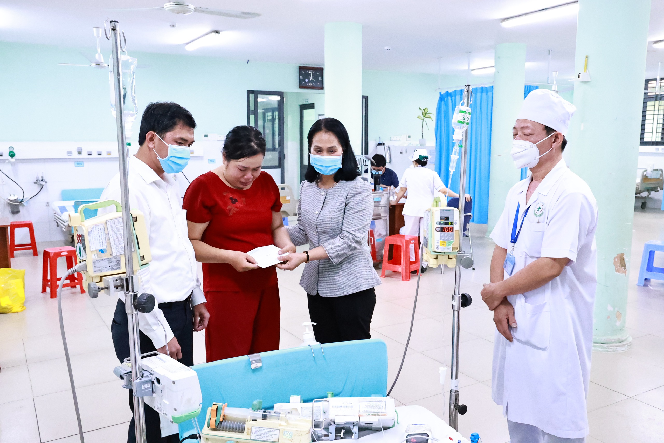 Đồng Nai: Khẩn trương điều tra vụ ngộ độc nghi&ecirc;m trọng sau ăn b&aacute;nh m&igrave;- Ảnh 1.