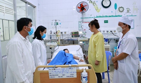 Thủ tướng Ch&iacute;nh phủ y&ecirc;u cầu tập trung cứu chữa người bị ngộ độc thực phẩm- Ảnh 1.