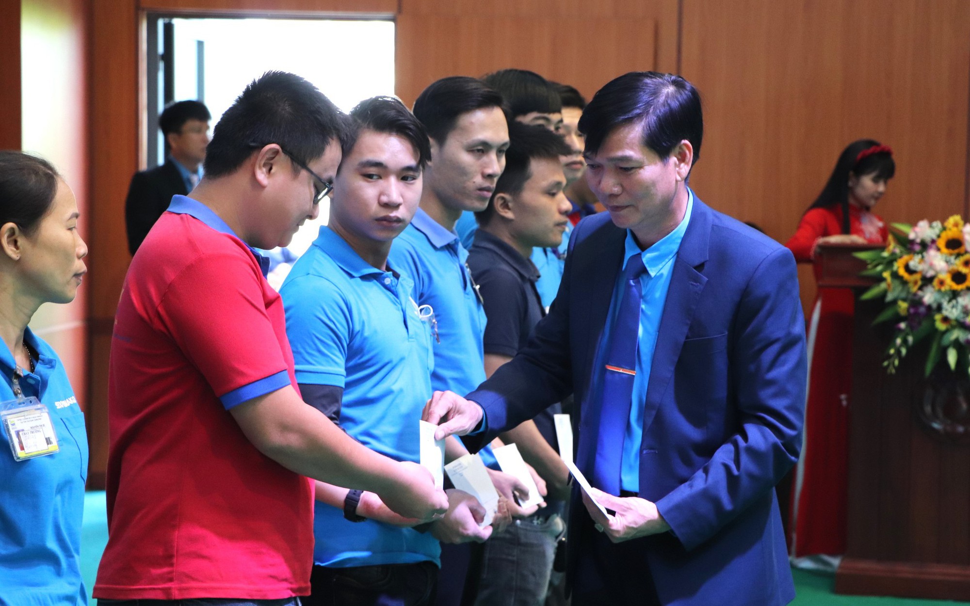 71 suất quà hỗ trợ đoàn viên, công nhân khó khăn tại Duy Xuyên