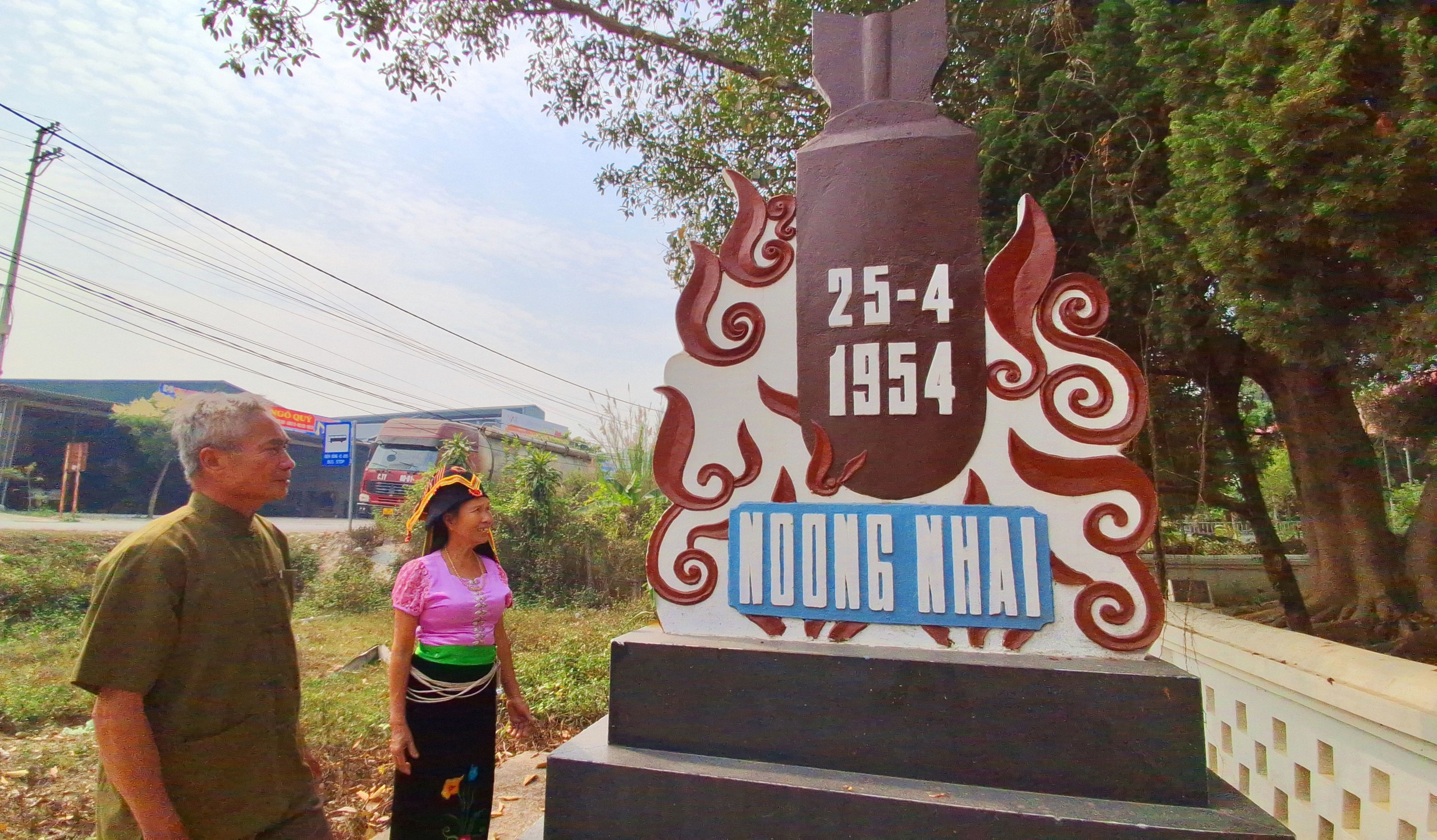 Tấm bia tưởng niệm ng&agrave;y diễn ra vụ thảm s&aacute;t tại khu trại tập trung Noong Nhai, x&atilde; Thanh Xương, huyện Điện Bi&ecirc;n, tỉnh Điện Bi&ecirc;n. Ảnh: VĂN DUẨN