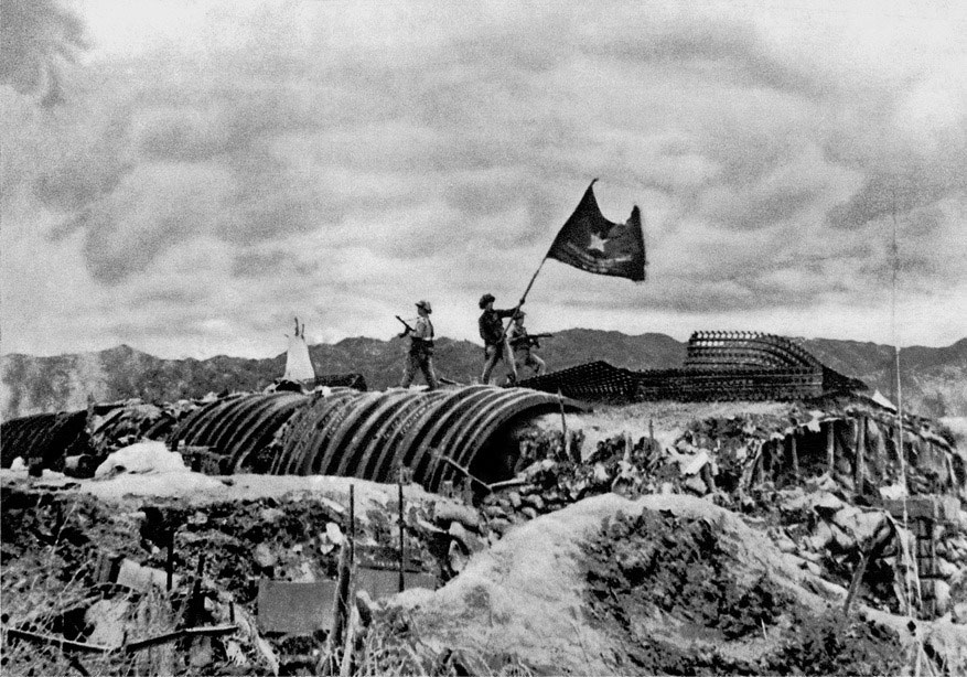 17 giờ 40 ph&uacute;t ng&agrave;y 7-5-1954, bộ đội ta đ&atilde; cắm l&aacute; cờ &ldquo;Quyết chiến, Quyết thắng&rdquo; tr&ecirc;n n&oacute;c hầm tướng De Castries, Chiến dịch lịch sử Điện Bi&ecirc;n Phủ đ&atilde; to&agrave;n thắng Ảnh: TƯ LIỆU TTXVN