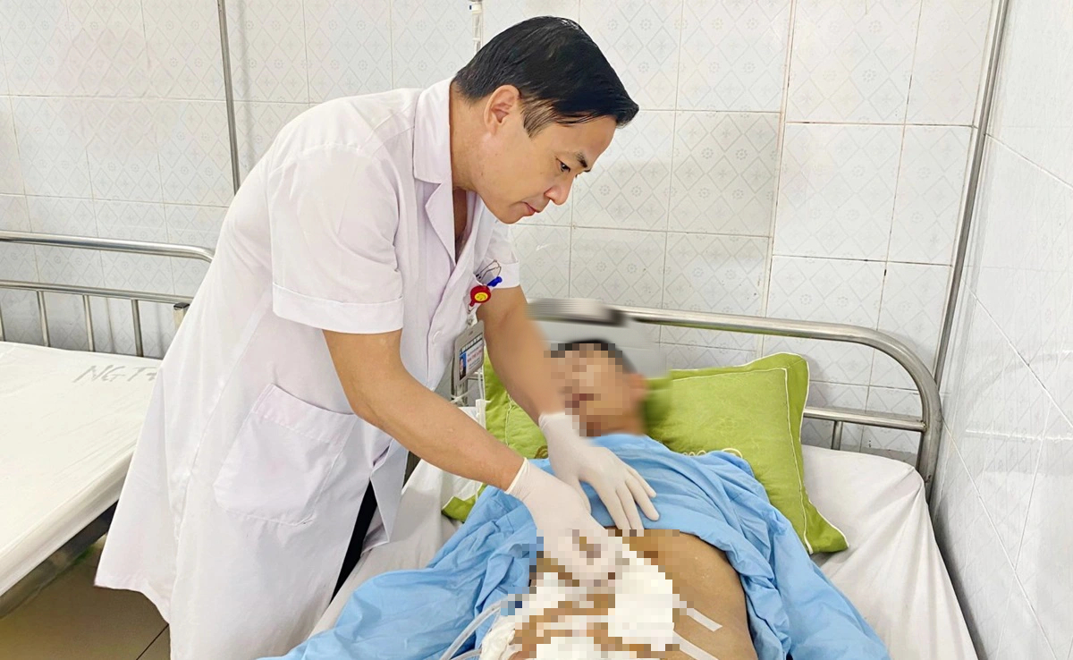 Thanh x&agrave; beng d&agrave;i 1 m đ&acirc;m xuy&ecirc;n bụng người đ&agrave;n &ocirc;ng- Ảnh 3.
