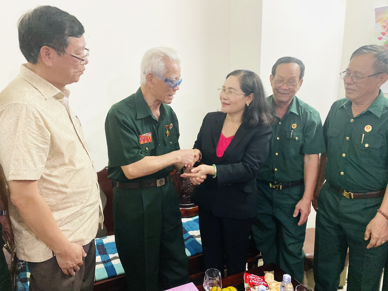 L&atilde;nh đạo TP HCM thăm chiến sĩ Điện Bi&ecirc;n Phủ- Ảnh 3.