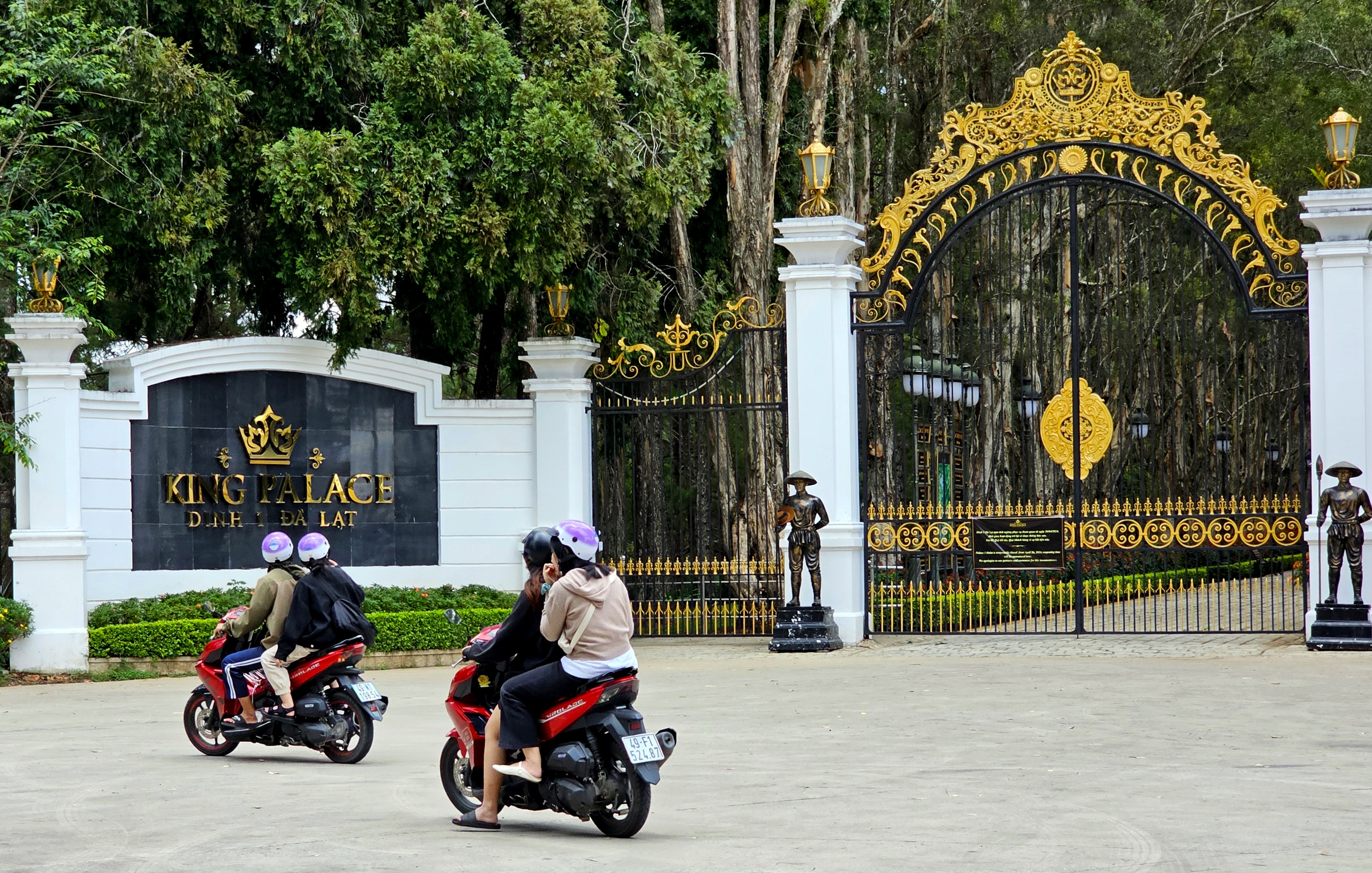 Dinh 1 King Palace ở Đ&agrave; Lạt vắng lặng trong khi chờ đấu gi&aacute;- Ảnh 9.