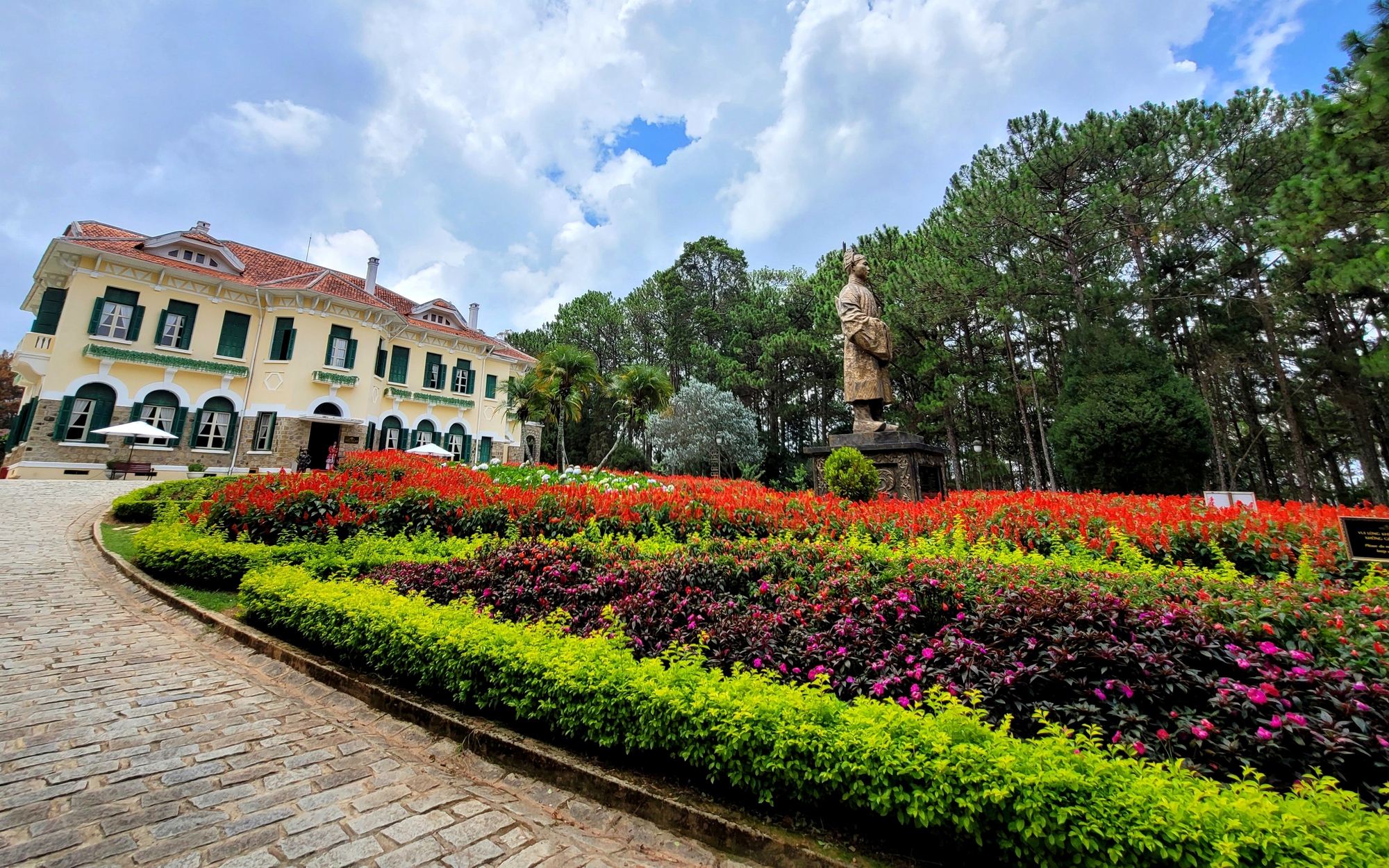 Dinh 1 King Palace ở Đà Lạt vắng lặng trong khi chờ đấu giá