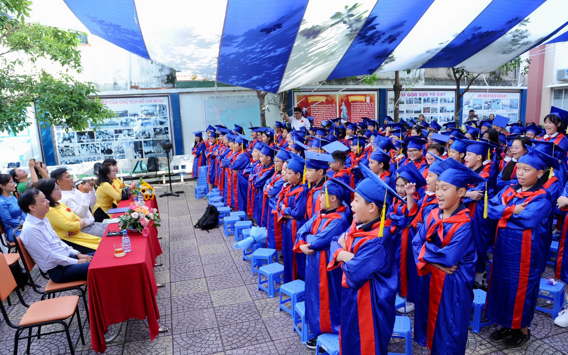 Sự phân biệt làm phụ huynh chạnh lòng
