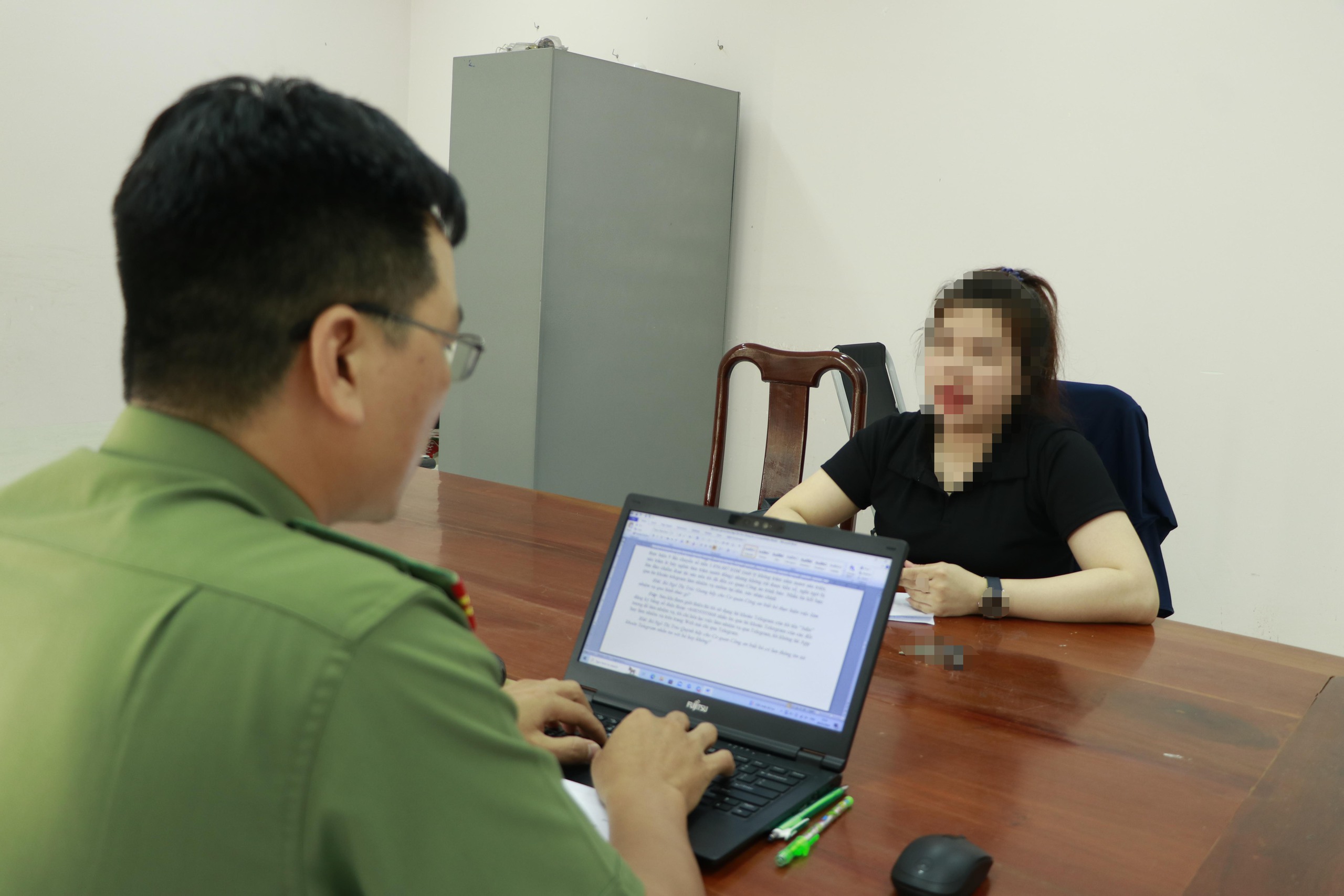Tưởng kiếm tiền dễ d&agrave;ng, người phụ nữ phải đến cầu cứu cơ quan chức năng- Ảnh 1.
