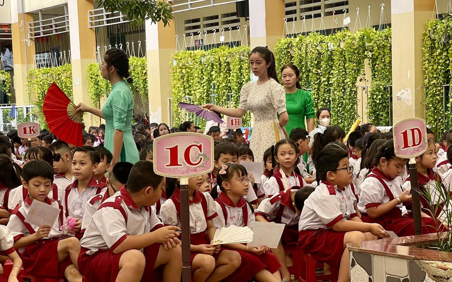Hình ảnh đẹp ngày bế giảng gây "bão" mạng xã hội