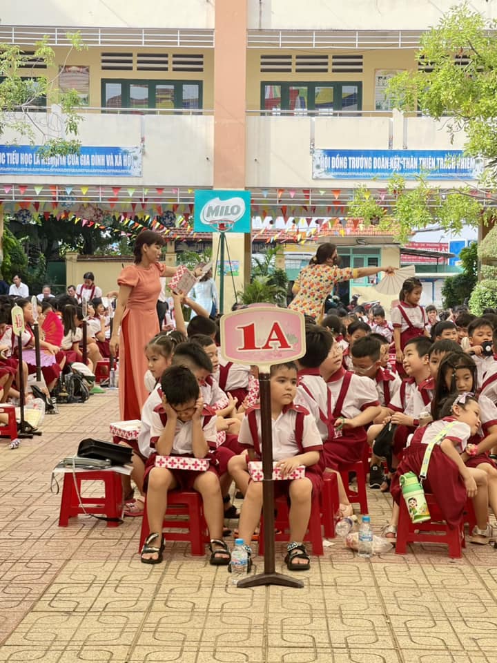 Hình ảnh đẹp ngày bế giảng gây "bão" mạng xã hội - Ảnh 2.