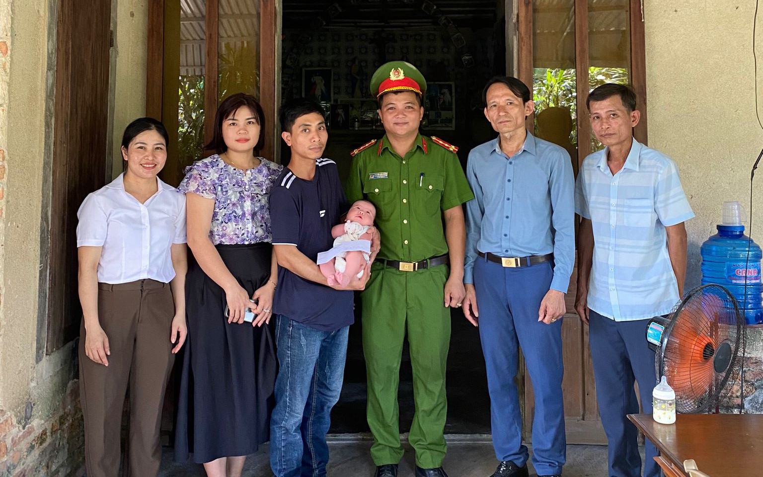 Phát hiện bé trai sơ sinh bị bỏ rơi lúc 4 giờ sáng