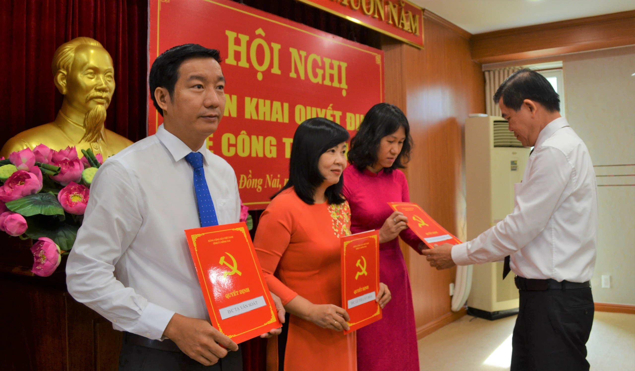 Thường trực Tỉnh ủy Đồng Nai triển khai quyết định về c&ocirc;ng t&aacute;c c&aacute;n bộ- Ảnh 1.