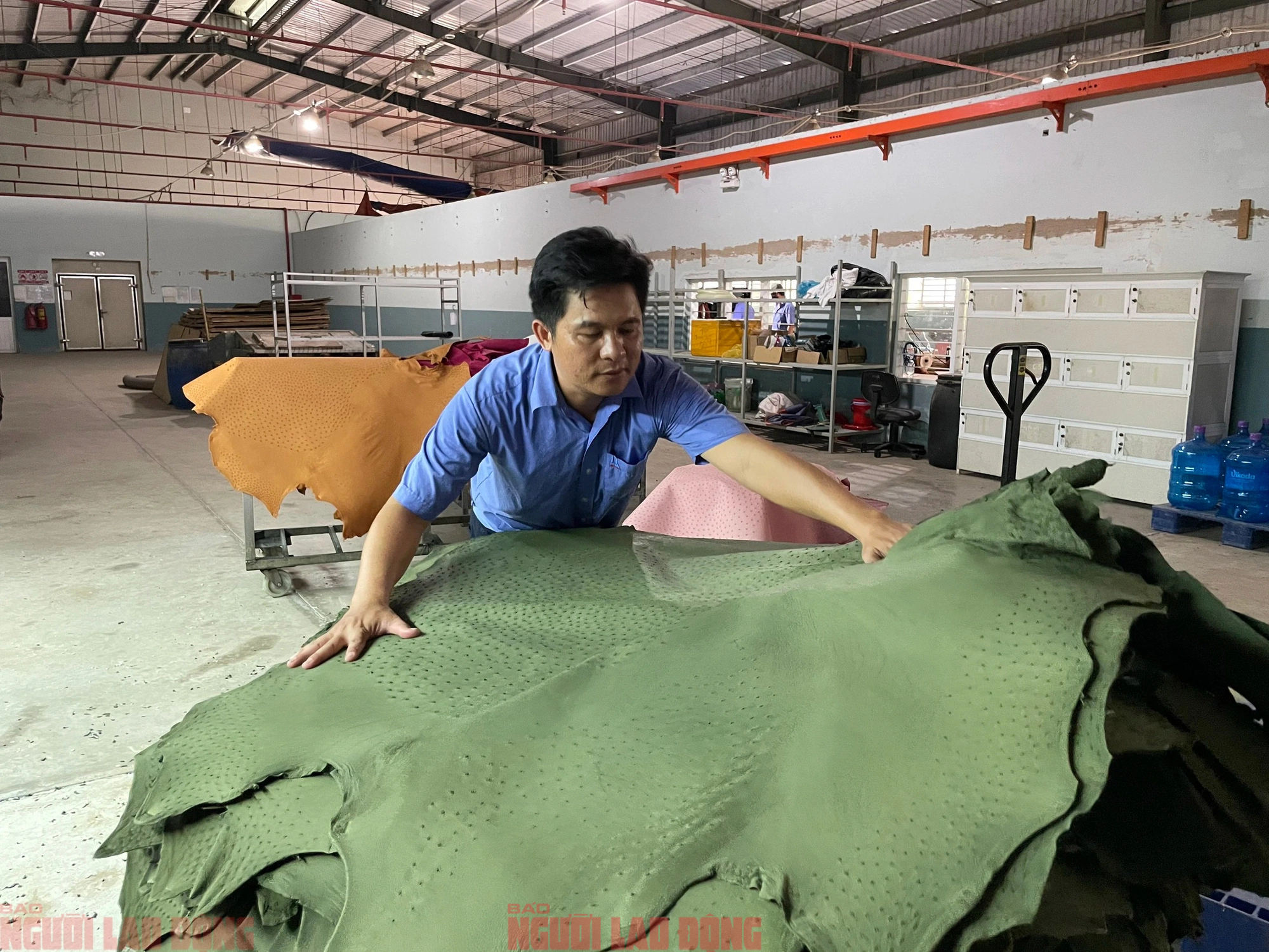 Cận cảnh quy trình thuộc da đà điểu - cá sấu ở nhà máy lớn nhất Việt Nam- Ảnh 7.