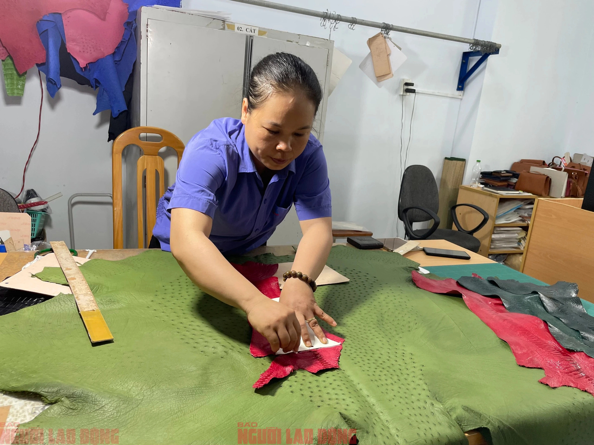 Cận cảnh quy trình thuộc da đà điểu - cá sấu ở nhà máy lớn nhất Việt Nam- Ảnh 14.