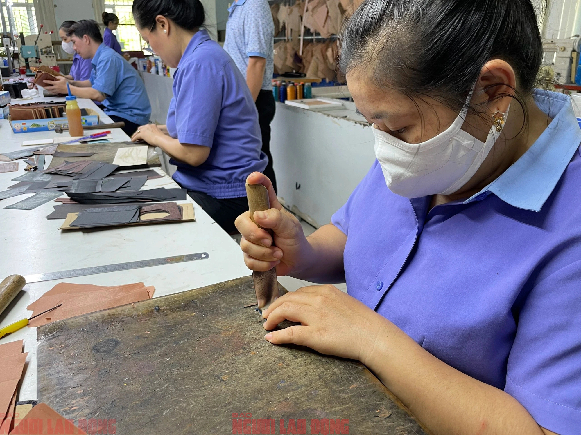 Cận cảnh quy trình thuộc da đà điểu - cá sấu ở nhà máy lớn nhất Việt Nam- Ảnh 16.