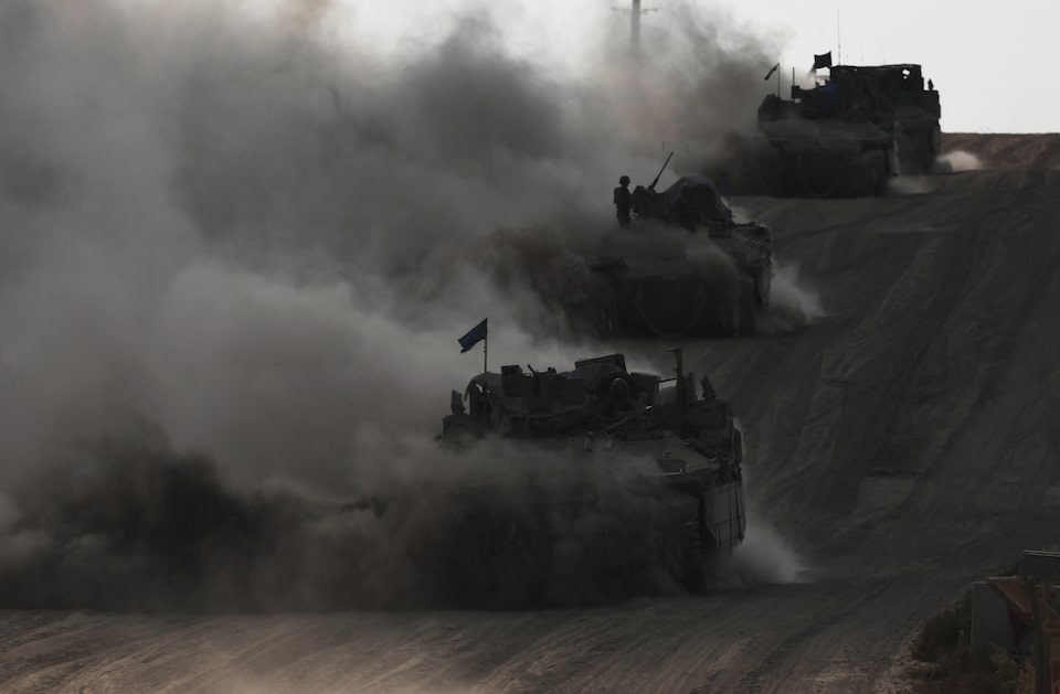 Xe bọc th&eacute;p của Israel hoạt động gần bi&ecirc;n giới Israel với Gaza ở miền Nam Israel h&ocirc;m 29-5. Ảnh: Reuters