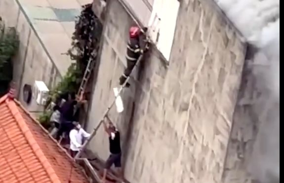Ch&aacute;y nh&agrave; d&acirc;n kết hợp cho thu&ecirc; trọ, ph&aacute; cửa sổ giải cứu nhiều người- Ảnh 1.